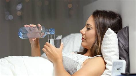 Proč nepít vodu na noc?