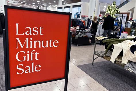 Procrastinators in focus for retailers as the holiday season shopping nears the finish line