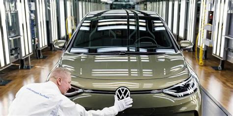 Production at German Volkswagen plants resumes after disruption caused by an IT problem