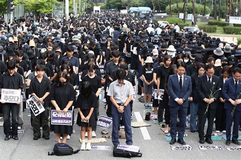 Profesores en Corea del Sur llevan a cabo protestas masivas tras suicidio que pone de manifiesto las presiones de los padres a los docentes