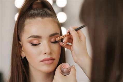Professional makeup. Oyester Institute of Beauty and wellness bring a revolution in the beauty industry with a great scope for beauticians and Professional Makeup designers in India ... 