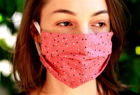 Proper fit of face masks is more important than material, study ...