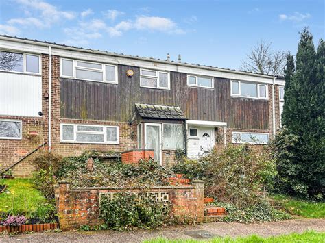 Property details for 12 Hobbs Road, Broadfield, Crawley RH11 9SA