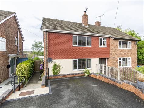 Property details for 2 Chertsey Close, Chesterfield S40 2UD