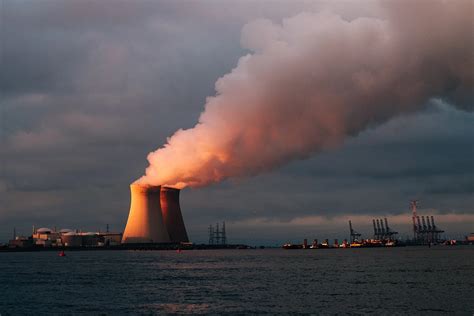 Pros and Cons of Nuclear Energy - Green Coast