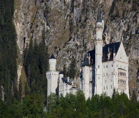 Prosecutors say a man has attacked two women near the Neuschwanstein castle in southern Germany, and one woman has died