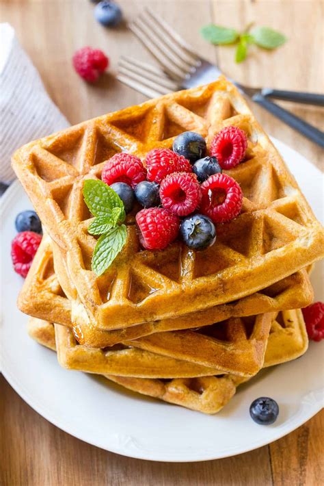 Protien waffles. Method. Place all of the ingredients to a food processor or blender and blitz until completely combined and smooth. Carefully pour out half the mixture onto your waffle iron and close the lid. Cook for 3-4 minutes until cooked through and beginning to turn golden brown. Repeat for the remaining half of the mixture. 