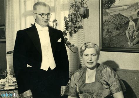 Provst povl helweg larsen, 1877 1958 og hustru astrid helweg larsen, f. - Tooneel des oorlogs, opgerecht in de vereenigde nederlanden.