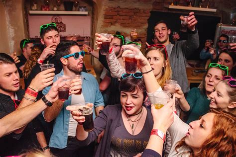 Pub crawls. Best Dublin Pub Crawl Drinks To Try. Here are the best Dublin pub crawl drinks to try if you’re going to an Irish pub or bar for the first time: Guinness Beer. Baby Guinness Shot – A Guinness lookalike shot comprising Irish … 