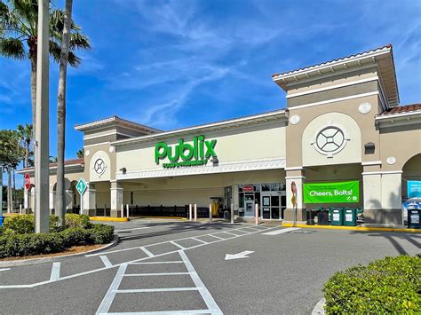 Publix Pharmacy Hours. Publix Pharmacy is available during Weekdays for any help between the timings 9 AM – 9 PM. However, during Weekends the Pharmacy will have reduced working timings compared to normal. On Saturdays, the Stores will run from the same time but will close early comparatively i.e. by 7 PM.. 