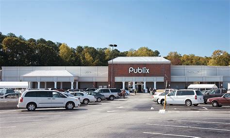 Publix 773. At the present time, there are 1,281 Publix supermarkets in 7 American states, 9 distribution centers, and 11 manufacturing facilities. Here, you can see the number of Publix stores in every U.S. state: Alabama: 81 stores. Florida: 825 stores. Georgia: 193 stores. 