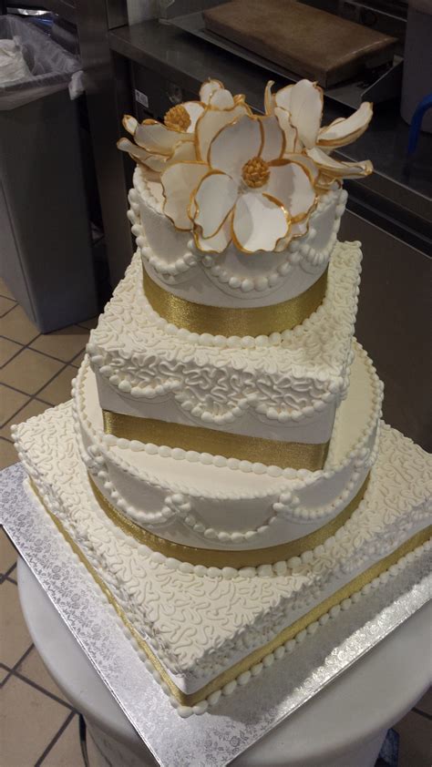Publix offers both premade and custom cakes. Chelsea Greenwood/Business Insider I've read blogs and roundups that tout the unique deliciousness of a Publix vanilla cake with buttercream frosting ...