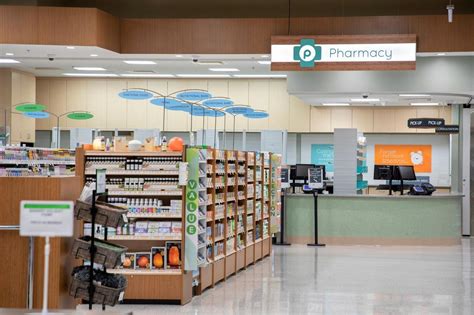 Typically, Publix pharmacies are open from 9:00 am to 9:00 pm during the week, and from 9:00 am to 7:00 pm on Saturdays. The pharmacy at Publix is open on Sundays from 11:00 am until 6:00 pm. Days. Opening Hours. Closing Hours.. 
