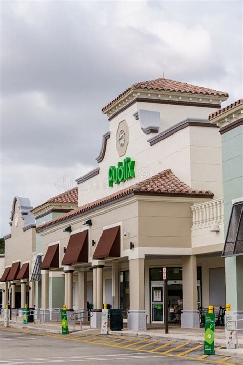 Publix in weston. Eclair Affaire is a much needed and awesome addition to Weston. Located on Weston Road in the Country Isles plaza, it is a beautifully decorated delicious cafe. They have savory and sweet treats, coffees, soups and salads. We have been there twice. Once for take out only and once to grab dessert. Both times service was friendly and helpful. 