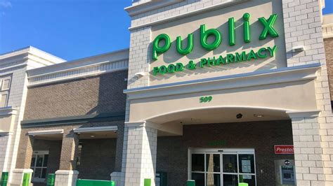 Publix louisville. Publix operates in seven other states in the region, with a total of 1,281 stores. In Louisville, its biggest competition will be Kroger, which operates more than a dozen stores throughout the county. 