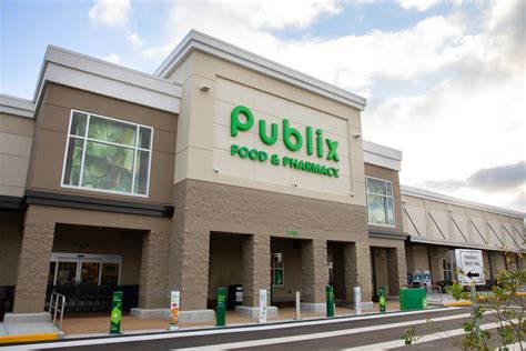 Publix store 1821. At the present time, there are 1,281 Publix supermarkets in 7 American states, 9 distribution centers, and 11 manufacturing facilities. Here, you can see the number of Publix stores in every U.S. state: Alabama: 81 stores. Florida: 825 stores. Georgia: 193 stores. 