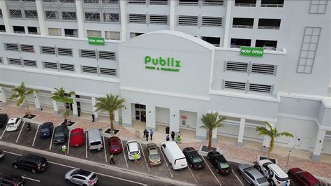 Publix super market at hollywood circle. Shopping is a pleasure at the new Publix Super Market at Hollywood Circle in downtown Hollywood, Florida. The doors opened to a crowd of excited … 