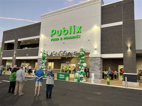 Publix can be found in a convenient place not far from the intersectio