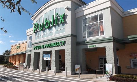 This Publix is brand new right off the 417 on Aloma. They keep the store very clean so far and it is laid out very nice. All of the Organic foods are placed in their appropriate place on the shelves and not off to the side like I have seen at other stores. Always nice to have a new Publix open up in a convenient location.. 