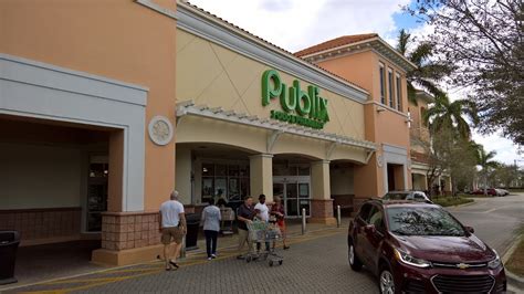 This Publix is located in a plaza that has Carvel, a Greek restaurant, a dental place and a yoga studio. However, the parking lot is pretty small ….