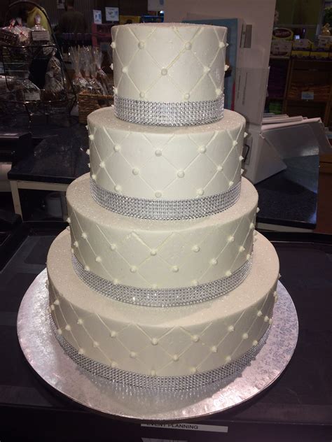 Publix wedding cake cost. The Publix wedding cake prices can start anywhere from $295 to $470, depending on the size, customization, and type of cake you’re looking for. A plain cake with no decoration or additional tiers will usually range between $220 and $420. 
