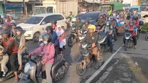 Pulang Kampung Lebih Awal, Pemudik Motor Mulai Ramai di Jalur …