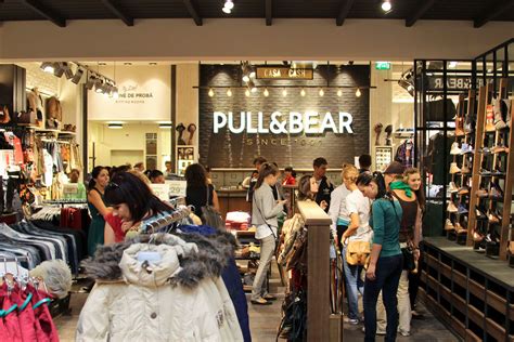 Pull and bear america. Feb 18, 2021 · Bershka 与 Pull&Bear 的产品主要面向时尚潮流的年轻人，但是得益于发达的电商，国内年轻人在品牌方面有着更多的选择； Stradivarius 专门经营时尚女装，但至少在小编我 … 