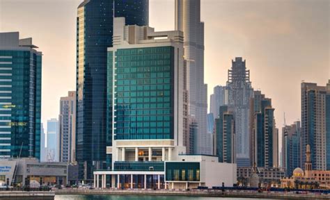 Pullman Dubai Downtown. Hôtel international pour les voyageurs hyper-connectés. Le Pullman Dubaï Downtown est un hôtel cosmopolite 5 étoiles situé dans le quartier d'Business Bay en plein coeur de la ville. À proximité immédiate de l'emblématique Burj Khalifa, du Dubaï Mall et du centre-ville de Dubaï.. 