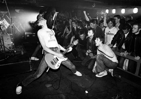 Punk and rock music. A compreensive list of punk tracks everybody should know. 