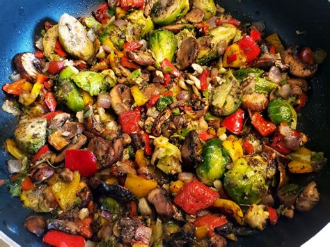 Pura vida vegetables. All of Costa Rica’s most popular foods are gluten-free. Salsa Lizano, made of vegetables and spices, is 100% gluten-free. Gallo pinto, a popular side dishfeaturing rice, beans and Salsa Lizano ... 