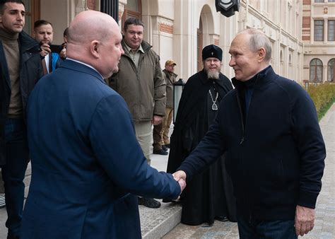 Putin visita Crimea, un día después de que la Corte Penal Internacional ordenara su arresto