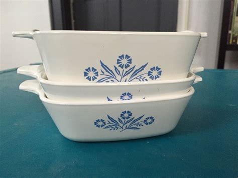 Pyrex blue flowers. Primary colors (red, yellow, blue, plus green) were popular from 1945 to 1950. Snowflakes (both white on blue and white on black) ruled from the mid-1950s to late 1960s. Butterprint farm scenes with male and female figures, roosters, and plants decorated Pyrex from the later 1950s to late 1960s. 