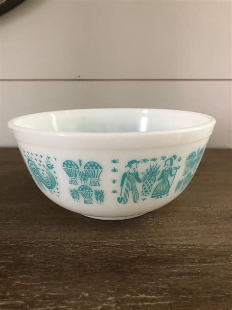 Many new mixing bowls and serving dishes come with convenient plastic covers but if yours do not you can quickly make easy and good looking covers as a sewing project. Many new mix.... Pyrex butterprint mixing bowls