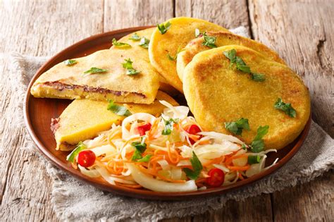 La pupusa es una tortilla gruesa hecha a mano de base de masa de maíz o arroz que está rellena de uno o más ingredientes. Los rellenos típicos de una pupusa son queso, frijol y chicharrón; el …. 