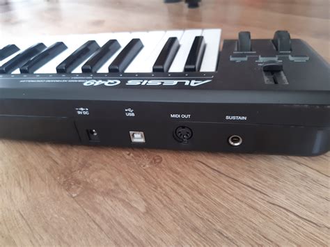 The Q49 is a 49-note keyboard controller that works with virtually all music software and MIDI hardware devices. The compact controller features USB-MIDI and traditional MIDI jacks for easy connection to Mac, PC and MIDI hardware. The Q49 provides keyboard players with a full compliment of controls including pitch and modulation wheels, octave .... 