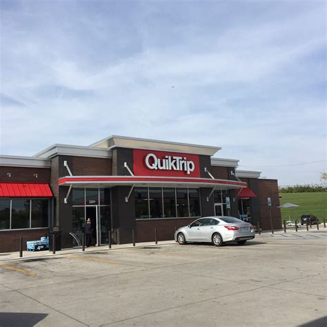 Qt kingshighway. QuikTrip is a convenience store and gas retailer, featuring QT Kitchens® inside each store. Our menu includes fresh Pizza by the Slice and X-Large and Personal Pizza, Soft … 