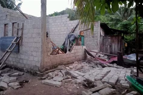 Quake damages hospital, sends Indonesians racing to highland