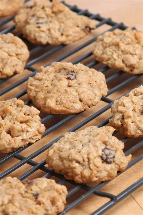Quaker oats oatmeal cookies. Serving Tips: Bar Cookies: Press dough onto bottom of ungreased 13 x 9-inch baking pan.Bake 30 to 35 minutes or until light golden brown. Cool completely in pan on wire rack. Cut into bars. Store tightly covered. 24 BARS. 