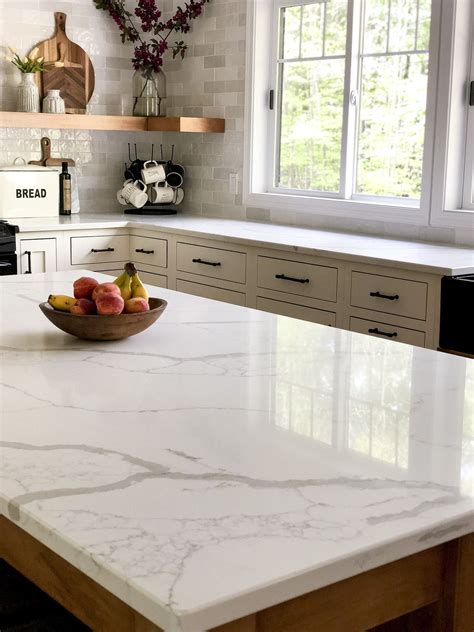 Quartz that looks like marble. Combine Statuario quartz countertops with white or dark-colored cabinets for a dramatic and glamorous look. Marble-looking quartz countertops offer the beauty and elegance of natural marble with the added benefits of durability and low maintenance. On the other hand, quartz can be manufactured to look like marble. 