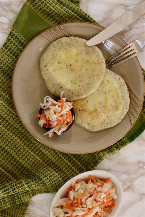 Una pupusa es un plato tradicional de El Salvador hecho de una tortilla de maíz gruesa rellena con varios rellenos, como queso, frijoles, carne o vegetales. Luego, la tortilla rellena se cocina en una plancha o en una sartén de fondo grueso hasta que esté crujiente por fuera y tibia y pegajosa por dentro. Las pupusas generalmente se sirven .... 
