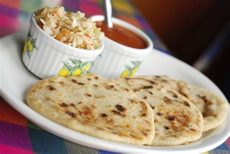 Las pupusas son un platillo tradicionalmente elaborado con harina de maíz y rellenas generalmente con queso, frijol o chicharrón. …. 