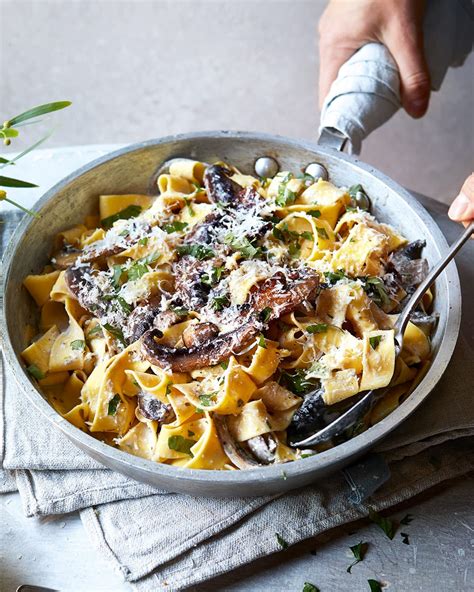 Quick Fix: Pappardelle with Artichoke Hearts and Mushrooms is a quick veggie dinner with taste of Italy