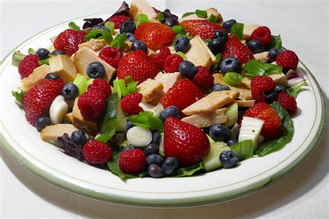 Quick Fix: Summer Berry and Turkey Salad celebrates the season