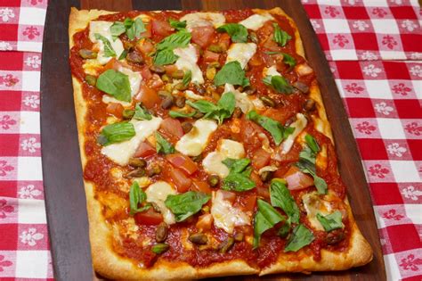 Quick Fix: Tomato Mozzarella Flatbread is an easy-to-make vegetarian dinner