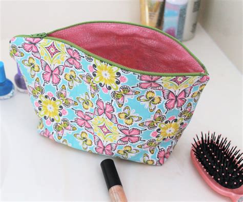 Quick Zipper Pouch Tutorial + Free Cosmetic Bag Pattern Sew Simple Home
