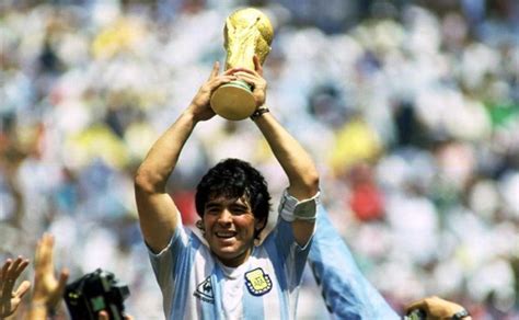 Murió Diego Armando Maradona y el mundo ya n