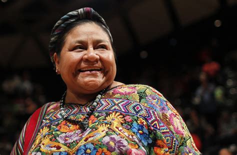 1. Rigoberta Menchú es una mujer indígena k'iche que luchó para