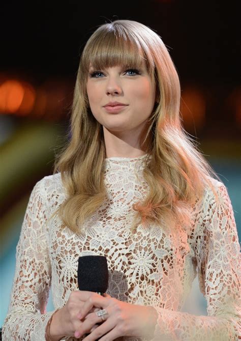 Quien es taylor swift. In 2012, Taylor Swift wrote “The Lucky One”, a song about the dangers of fame. Lyrics like, “Another name goes up in lights. You wonder if you’ll make it out alive. And they’ll tel... 