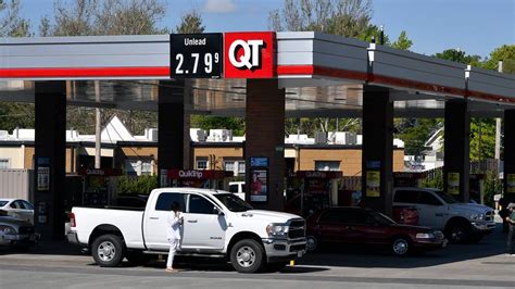 This card lets its users save a minimum of 3¢ per gallon and up to 22¢ per gallon as a statement credit in the first two billing cycles (up to 200 gallons). Additionally, users can earn points using the QuikTrip Credit Card at a rate of 1 point per $1. The QT Mobile App lets users order food online, find coupons and deals, stay up to date on ... . 
