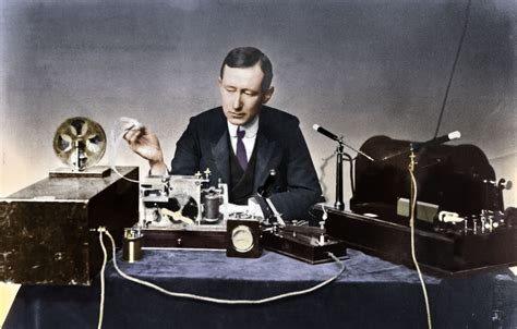 Marconi chega a falar com Tesla para pedir-lhe detalhes sobre a construção do sistema de rádio, para assim, o tornar a construir e registar a invenção como sendo sua, mas Tesla já o tinha registado antes (no entanto, existem algumas dúvidas até aos dias de hoje sobre qual destes dois cientistas inventou o rádio ). Em 1896, …